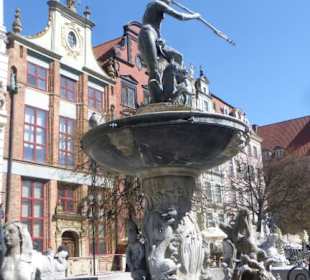 Der Neptunbrunnen am Długi Targ, dem Langen Markt