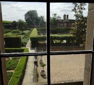 Blick aus dem Fenster in den Garten