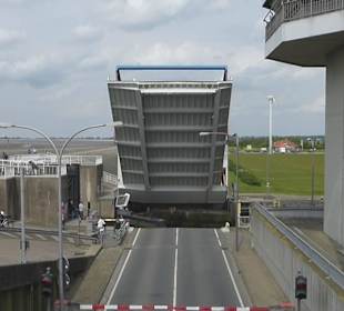 Blick von oben auf die Straße und Brücke