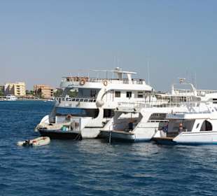 Viele andere Schiffe am Hafen 