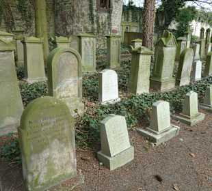 Kleine Grabsteine für Kindergräber