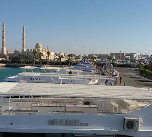 An der neuen Marina fährt das Boot los