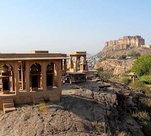 Einäscherungsstätte, dahinter Fort Meherangarh