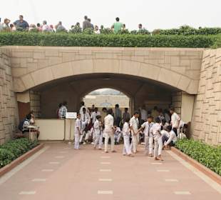 Rajghat - östlicher Zugang mit Schuhabgabe