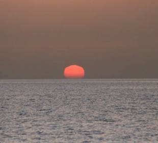 Einmalig Sonnenaufgang auf dem Meer