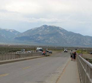 auf der Rio Grande Gorge Bridge bei Taos