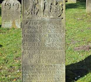 Auf dem historischen Friedhof der Kirche