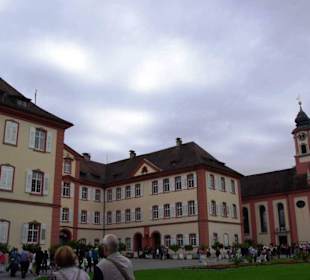 Die drei Bauten nach hinten nur der Bodensee