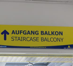 Es gibt Gondelplätze auf dem offenen Balkon