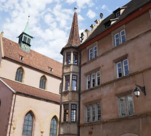 Pfarrhaus mit evang. Kirche im Hintergrund