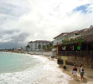 Am Strand neben dem Hafen