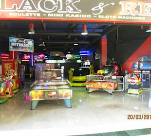 Für Kinder sind Attraktionen vorhanden im Einkaufscentrum vo