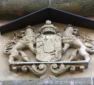 Wappen über dem Eingang