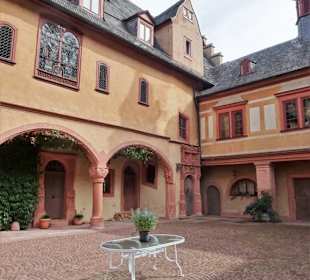 Im Innenhof von Schloss Mespelbrunn