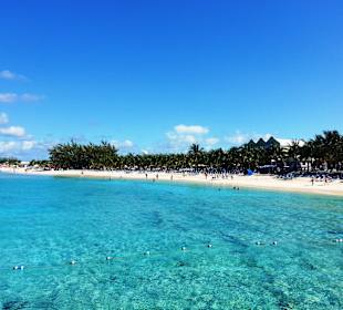 Blick auf den Strand vom Schiff aus