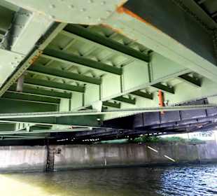 Die Drehbrücke Nordschleuse von der Wasserseite