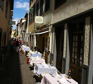 Viele Tische laden zum Verweilen ein
