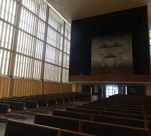 Besuch der neuen, modernen Herz-Jesu-Kirche