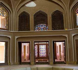 Sadzawka wewnątrz pawilonu