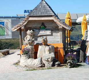 Auf dem Hartkaiser stehen geschnitzte Figuren