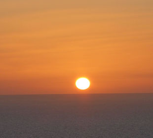 Warten, bis die Sonne im Meer versinkt