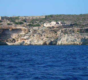 Die Redoute, dahinter die Schweinefarm