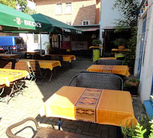 Blick in den Biergarten hinter dem Haus