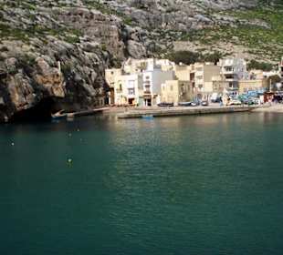 Blick auf die kleine Uferpromenade von Xlendi