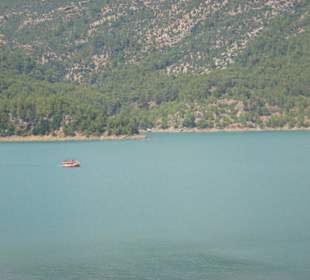 Beim Mittagessen mit schönem Blick auf den See