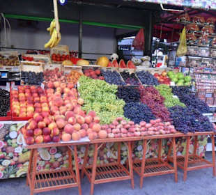 Stragan z owocami przy plaży