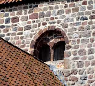 Romanisches Fenster im alten Gebäudeteil