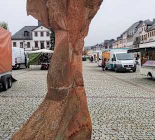 Der Marktplatz mit Skulptur
