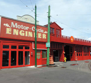Feuerwehrfahrzeuge in der Halle