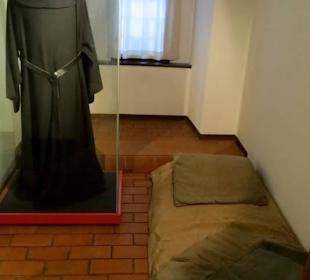 Mönchskutte und Liegeplatz eines Augustinermönches