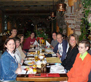 Alle warten vorsichtig und gespannt!