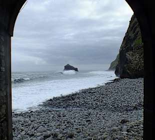 Durchblick auf Meer und Küste