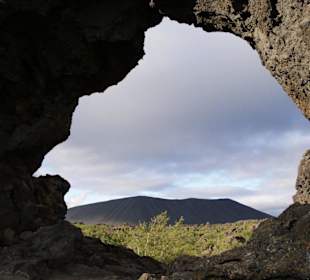 Blick auf Vulkan Hverfell von Dimmoborgir aus