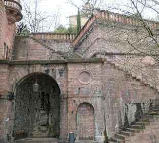 Die künstliche Grotte mit der Fettquelle