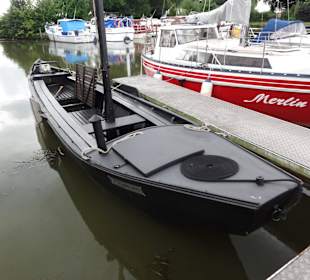 Alter Torfkahn im Hafen