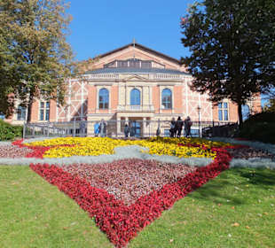 Außenansicht Festspielhaus mit Bepflanzung