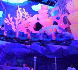 Futuristischer Bereich mit Fahrgeschäften