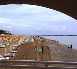 Aus den Fenstern heraus zum Strand