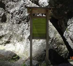 Opisy atrakcji turystycznych wzdłuz wąwozu