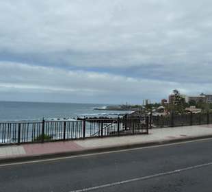 Sicht aus dem Park auf Meer