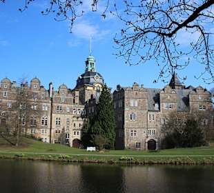 Schloss Rückseite auf dem Weg zum Mausoleum 