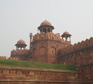 Blick auf die Red Fort Außenmauer