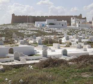 Cmentarz i forteca w oddali