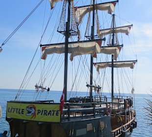 Ausflugsschiff an Landesteg