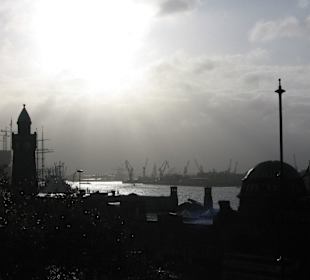 Silhouette der Landungsbrücken im Gegenlicht