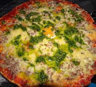 Pizza mit Hackfleisch und viel Knoblauch